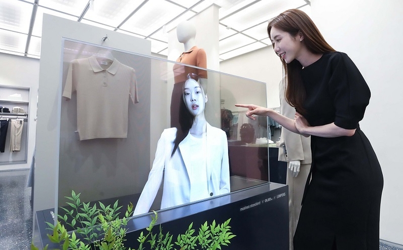 LG디스플레이가 최근 국내 최대 온라인 패션 플랫폼 ‘무신사’가 오픈한 첫 플래그십 스토어 ‘무신사 스탠다드 홍대’에 인테리어용 투명 OLED를 공급했다. (사진: LG디스플레이)