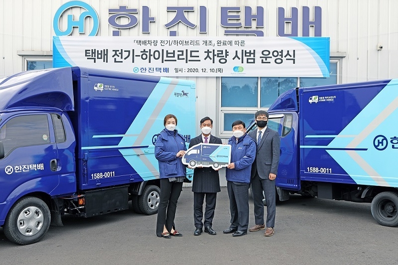 (주)한진은 지난해 12월 제주도에서 전기·하이브리드 택배 차량 시범운행을 진행하며, 택배 차량의 친환경 전기차 전환을 적극 추진 중이다. (사진: 한진)