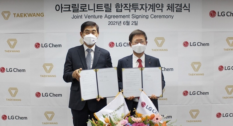 6월 2일 오후 서울 장충동 태광산업 본사에서 열린 '태광산업-LG화학 아크릴로니트릴 합작투자계약 체결식'에서 정찬식 태광산업 석유화학사업본부 대표이사(왼쪽)와 노국래 LG화학 석유화학사업본부장이 기념촬영을 하고 있다.