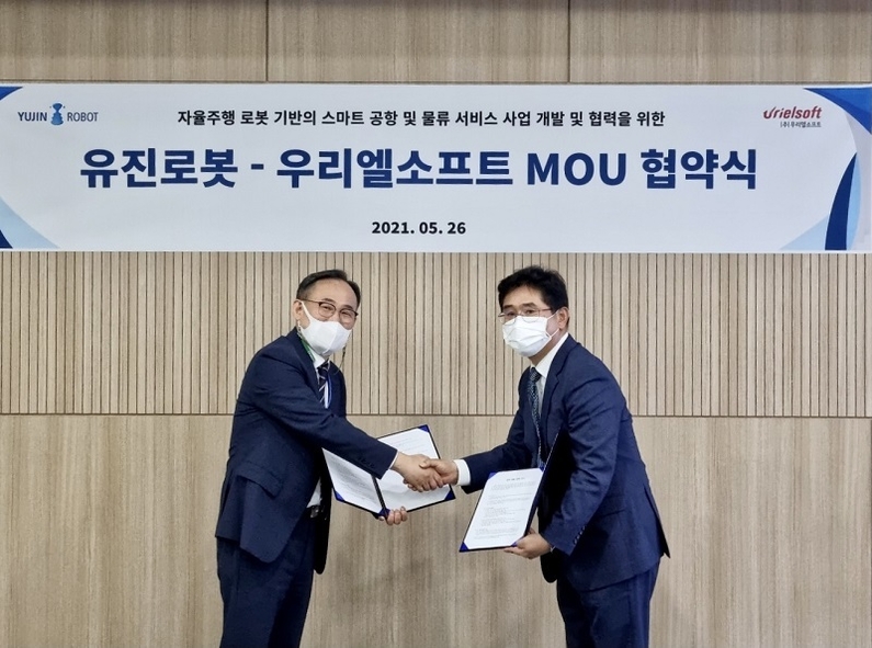우리엘소프트가 유진로봇과 자율주행 로봇 기반의 스마트공항 및 물류 서비스 사업을 위한 업무협약을 체결했다고 3일 밝혔다. (사진: 우리엘소프트)