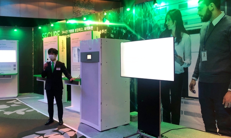 전시 공간에 배치된 슈나이더 일렉트릭 UPS 'Galaxy VL'
