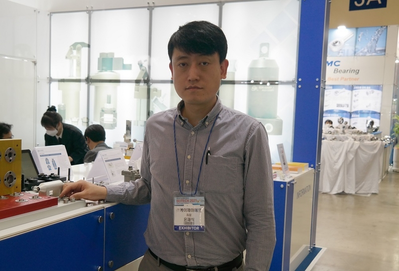 케이제이에프 윤재식 차장은 "신제품으로 공압용 워크 서포트를 개발 중이며, 락킹 장치가 들어가 있는 클램프 실린더 제품도 중장기적으로 준비하고 있다"고 말했다