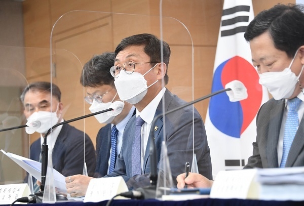 안도걸 기획재정부 차관이 18일 서울 광화문 정부서울청사에서 열린 ‘2020년도 공공기관 경영실적 평가결과 후속조치’ 발표 브리핑에서 주요내용을 발표하고 있다. (사진: 기획재정부)