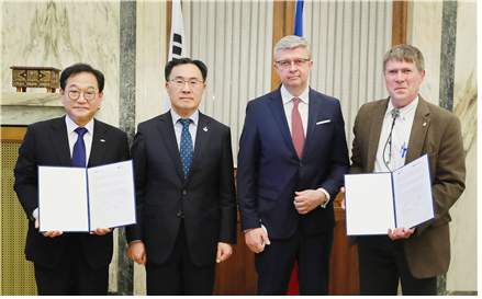 (왼쪽부터)김영삼 한국전자기술연구원장, 문승욱 산업통상자원부 장관, 카렐 하블리케츠 체코 산업통상부 장관, 즈비넥 슈크보 프라하공대 부총장. (출처 : 한국전자기술연구원) 