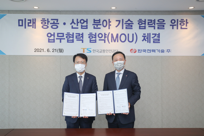 한국교통안전공단 권용복 이사장(왼쪽)과 한국전력기술(주) 김성암 사장(오른쪽)이 업무협약을 체결하고 있다. (출처 : 한국교통안전공단)