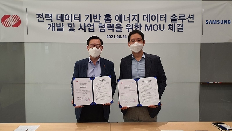 한국전력과 삼성전자가 6월 24일 용인 디지털프라자에서 '전력데이터 기반 홈 에너지 서비스를 위한 업무협약'을 체결한 후 기념촬영을 하고 있다. (왼쪽)김태용 한전 디지털변환처장, (오른쪽)박찬우 삼성전자 IoT Biz 그룹장 <출처 : 한국전력>