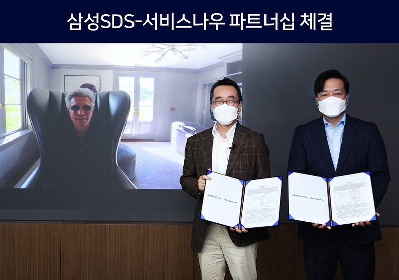 왼쪽부터 서비스나우 빌 맥더멋(Bill McDermott) CEO, 삼성SDS 황성우 대표, 서비스나우 김규하 한국대표가 체결식에서 기념 촬영을 하고 있다. (사진: 삼성SDS)