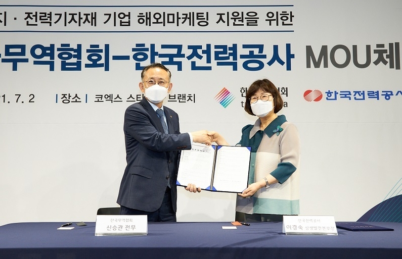 한국무역협회(회장 구자열)는 2일 삼성동 코엑스 스타트업 브랜치에서 한국전력공사(KEPCO)와 ‘신에너지 및 전력기자재 기업 해외마케팅 지원을 위한 업무협약(MOU)’을 체결했다고 밝혔다. (사진: 한국무역협회)