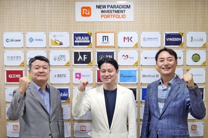 (왼쪽부터)뉴패러다임인베스트먼트 배상승 공동대표, 모이버 임동석 대표, 뉴패러다임인베스트먼트 박제현 공동대표. (출처 : 모이버)