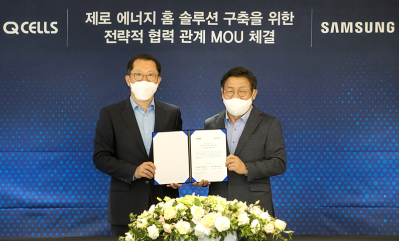 한화큐셀 김희철 사장(왼쪽), 삼성전자 이재승 사장(오른쪽)이 기념촬영을 하고 있는 모습. (출처 : 한화큐셀)