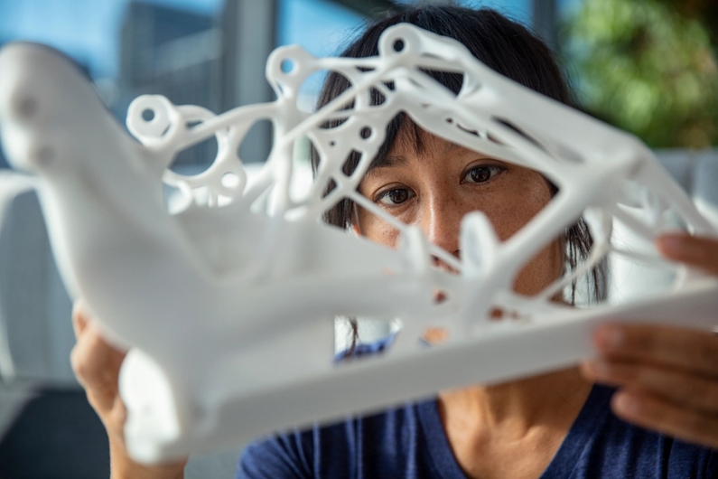 Fusion 360의 제너레이티브 디자인 익스텐션을 사용해 3D 프린팅으로 제작한 부품 프로토타입 (출처 : 오토데스크)