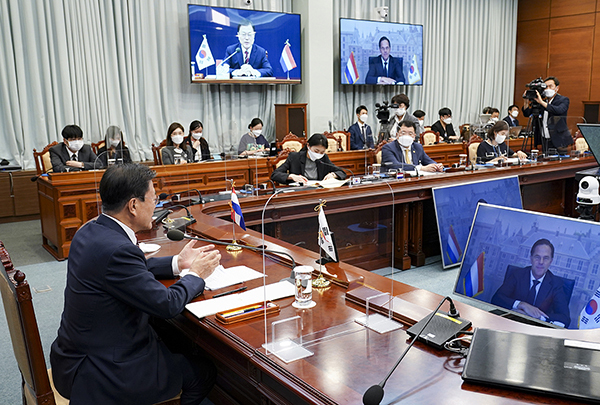 문재인 대통령이 7일 청와대에서 열린 마크 루터 네덜란드 총리와의 화상 정상회담에서 발언하고 있다. (출처: 청와대)