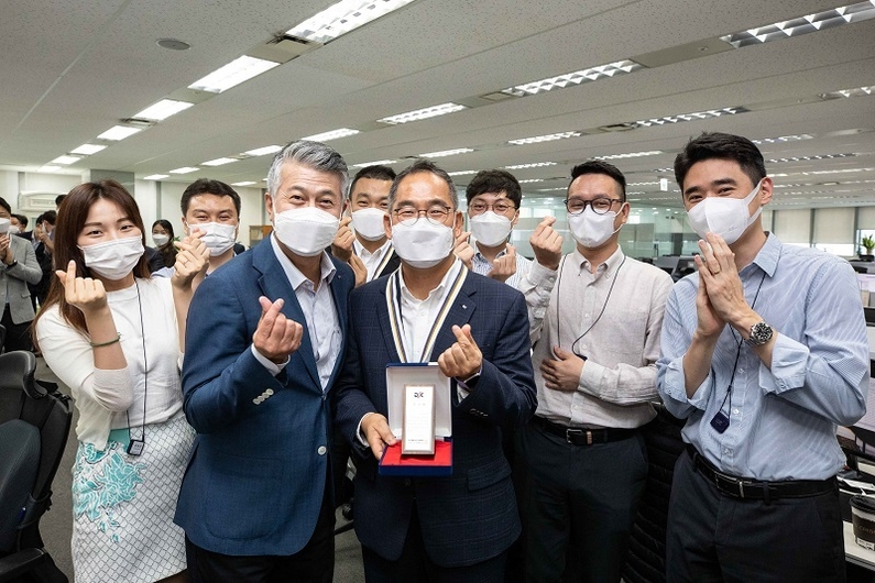 동국제강 창립 67주년 행사에서 장세욱 동국제강 부회장(가운데에서 왼쪽)과 25년 장기근속상을 수상한 김의진 동국제강 봉형강원료구매팀장(가운데)이 팀원들과 함께 기념 촬영을 하고 있다. (출처: 동국제강)