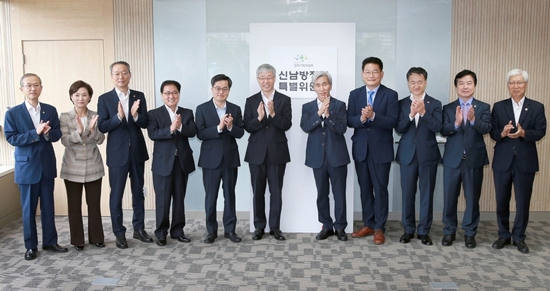 지난 2018년 8월 서울 오피시아 신남방정책특별위원회 대회의실에서 김현철 신남방정책특별위원회 위원장, 김동연 경제부총리를 비롯한 관계부처 장·차관 등 관계자가 참석한 가운데 열린 신남방정책특별위원회 현판식. (출처 : 산업통상자원부)