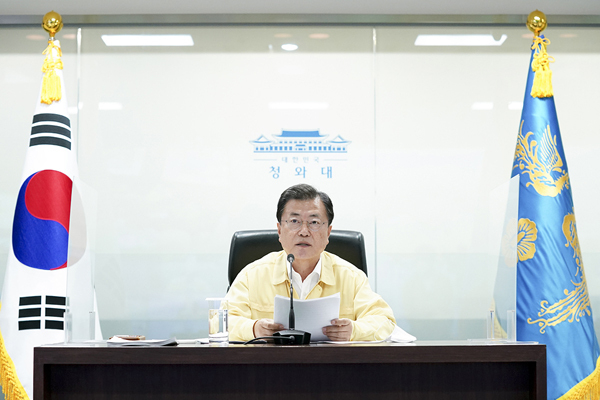 문재인 대통령이 25일 오후 국가위기관리센터에서 열린 코로나19 중앙재난안전대책본부 회의에서 발언하고 있다. (출처: 청와대)