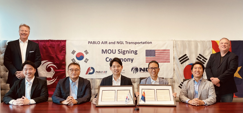 파블로항공과 NGL Transportation 관계자들이 MOU 체결식 후 기념 촬영을 하고 있다. (출처 : 본투글로벌센터)