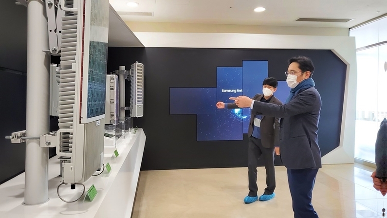 올해 초, 이재용 부회장이 네트워크장비 생산라인을 점검하는 모습 (출처 : 삼성전자)