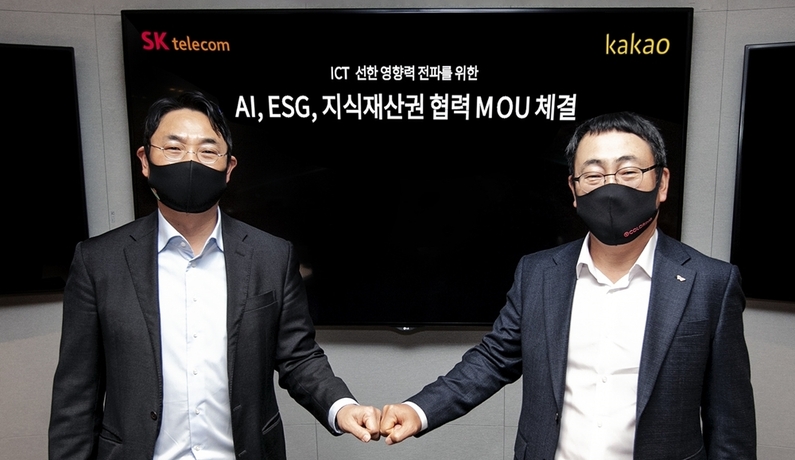여민수 카카오 공동대표(좌), 유영상 SK텔레콤 MNO 사업대표(우)