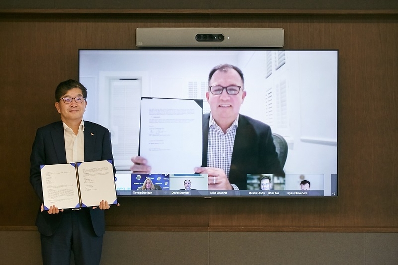  SK종합화학 나경수 사장이 종로구 SK서린빌딩에서 화상회의시스템을 통해 퓨어사이클 테크놀로지 마이크 오트워스(Mike Otworth) CEO와 MOU를 체결하고 있다. (출처: SK종합화학)