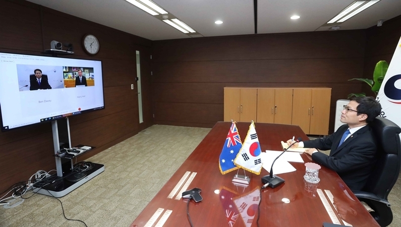 여한구 산업통상자원부 통상교섭본부장은19일 서울 대한상공회의소 영상회의실에서 댄 테한 호주 통상장관과 화상으로 면담을 갖고, 인사말을 한 후 아·태 디지털통상협정 협력, 저탄소기술 협력, 한-호주 FTA, 다자통상 협력(WTO, CPTPP) 등을 논의했다. (출처 : 산업통상자원부)