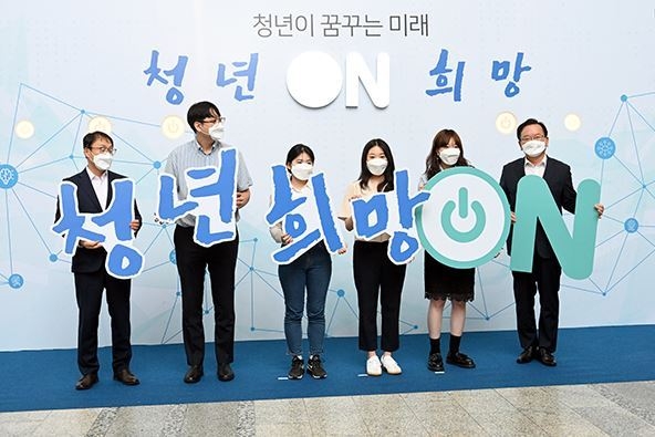 김부겸 국무총리가 7일 오후 서울 서초구 KT융합기술원에서 열린 ‘청년희망ON’ 프로젝트 행사 간담회에서 참석자들과 기념촬영을 하고 있다. (출처: 국무조정실)
