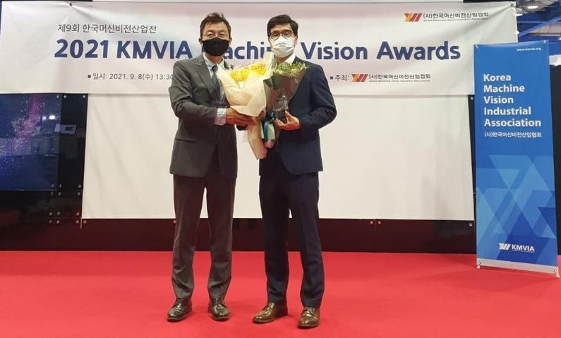 KMVIA 어워드 대상을 수상한 뷰온 윤영욱 대표(右)와 (사)한국머신비전산업협회 이진원 회장(좌) (출처: 한국머신비전산업협회)