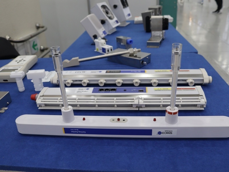 Simco의 Digital Room Ionization System 5515와 그 외 장비들 (출처 : 헬로티)