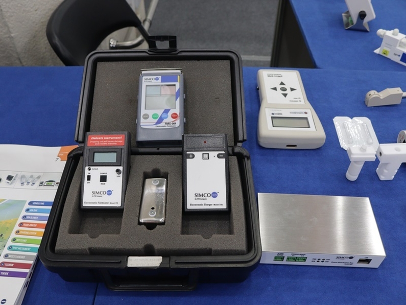 Simco의 Charged Plate Monitor 280AC (출처 : 헬로티)