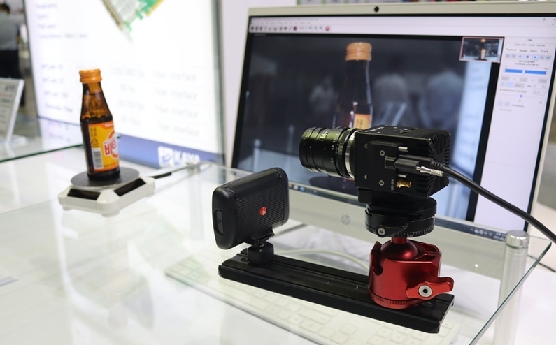 고속카메라 The CrashCam mini 1520가 빠른 속도로 돌아가고 있는 음료수 병을 찍고 있다. (출처 : 헬로티)