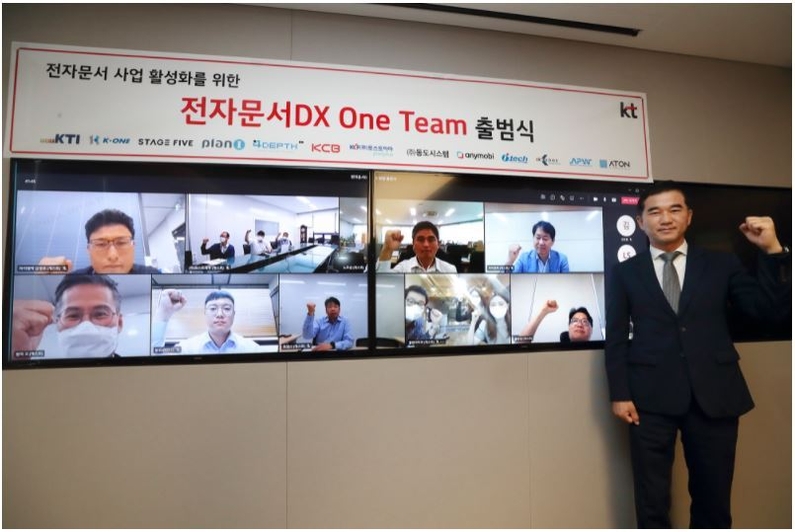 KT AI/DX플랫폼사업본부장 임채환 상무(오른쪽 첫번째)를 비롯해 전자문서DX 원팀 출범식에 참석한 각 기업 관계자들이 기념사진을 촬영하고 있다. (출처: KT)