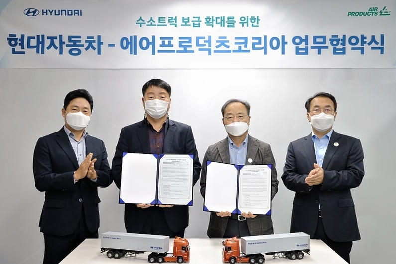 유원하 현대차 국내 사업본부장(왼쪽에서 두번째)와 김교영 에어프로덕츠 코리아 대표이사(왼쪽에서 세번째)가 협약식에서 기념 촬영을 하고 있다. (출처: 현대자동차)