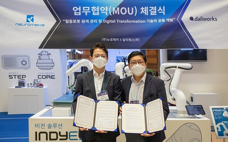  뉴로메카 박종훈 대표(좌)와 달리웍스 이순호 대표 (사진 제공 : 뉴로메카)
