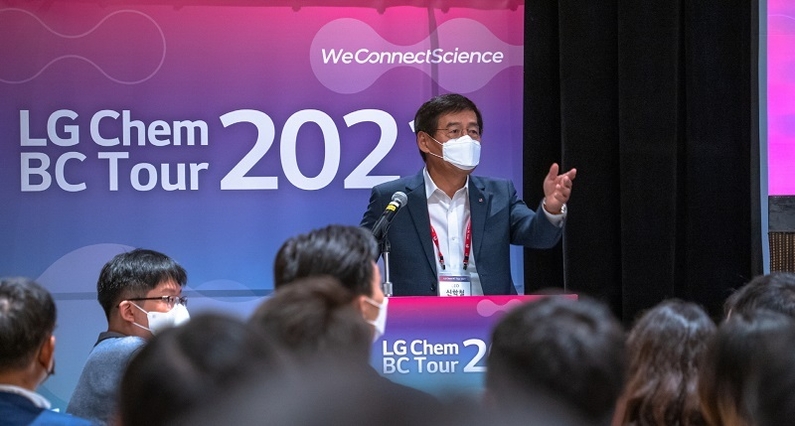 LG화학 신학철 부회장이 글로벌 인재 채용 행사인 BC투어를 개최하며 환영사를 하고 있다. (출처: LG화학)