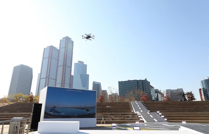 지난해 11월 서울 여의도 한강시민공원에서 열린 ‘도시, 하늘을 열다’ 도심항공교통 서울실증 행사에서 미래 교통수단인 ‘유인용 드론택시’가 행사장 주변을 시범비행하고 있다. (출처: 국토교통부)