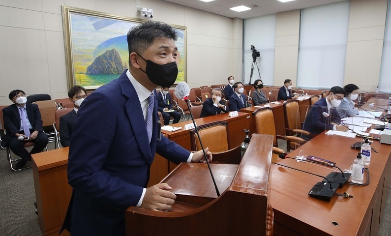 김범수 카카오 이사회 의장이 10월 5일 서울 여의도 국회에서 열린 국회 정무위원회 국정감사에 증인으로 출석해 발언하고 있다. <출처: 연합뉴스>