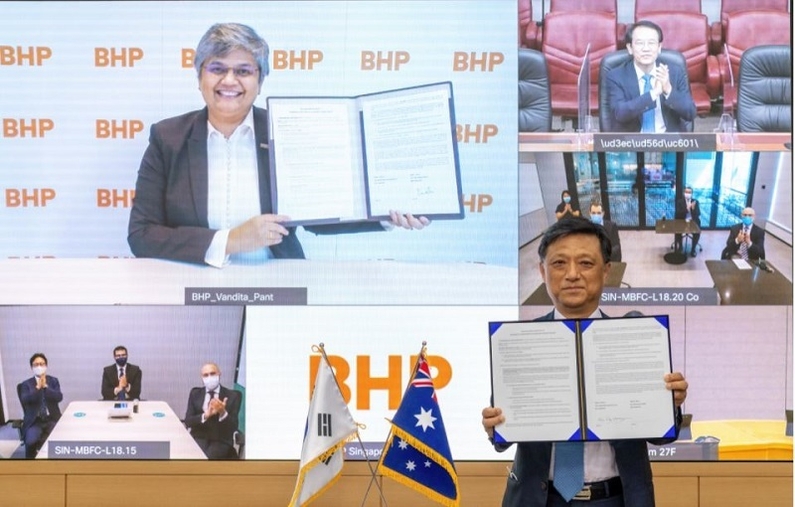  포스코 김학동 대표이사 사장과 BHP 반디타 판트(Vandita Pant) 마케팅•구매 총괄사장이 탄소중립 협력체계 구축을 위한 업무협약을 체결했다. (출처: 포스코)