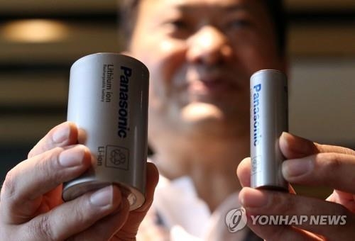 일본 파나소닉이 지난 25일 선보인 차세대 '4680' 원통형 배터리 시제품(왼쪽). <출처: 연합뉴스>