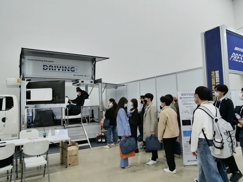 드라이빙 플러스 시뮬레이션을 경험하기 위해 관람객들이 줄을 서 있다. (사진 : 헬로티)