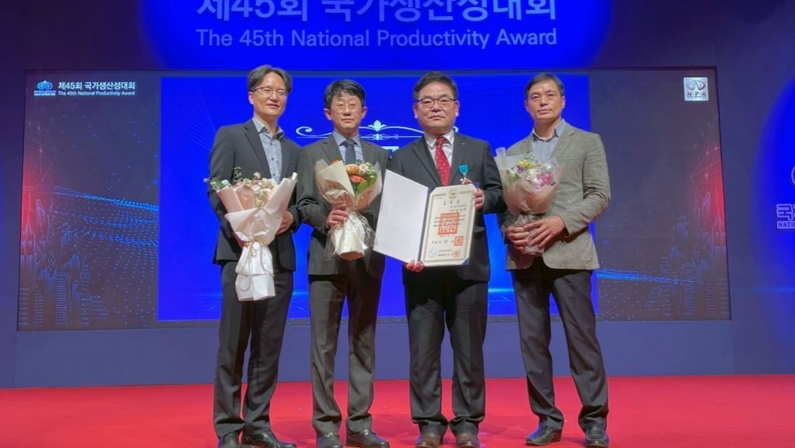지난 2일 서울 삼성동 코엑스에서 열린 ‘제45회 국가생산성대회’에서 산업포장을 수항한 두산산업차량 심방유 전무(왼쪽 세 번째)가 직원들과 기념촬영을 하고 있다. (출처: 두산산업차량)