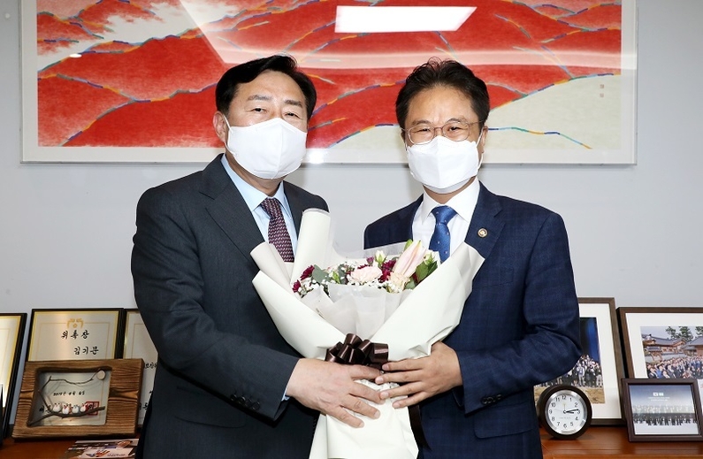 중소기업중앙회는 3월 김정우 조달청장(우측)이 여의도 중기중앙회를 찾아 김기문 중기중앙회장과 주요 중소기업 지원성과를 점검하고 향후 계획을 논의했다고 밝혔다. (출처: 중기중앙회)