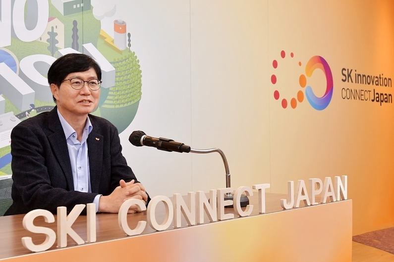 SK이노베이션 이성준 환경과학기술원장이 서울 종로구 SK서린빌딩에서 화상회의 시스템을 통해 참석자들에게 회사의 친환경 비전과 핵심 기술 개발 방향을 설명하고 있다 (출처: SK이노베이션)