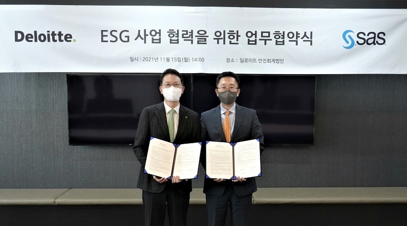 왼쪽부터 홍종성 딜로이트 안진 대표이사와 이승우 SAS코리아 대표이사가 업무협약식에서 기념 촬영을 하고 있다 (출처: SAS코리아)