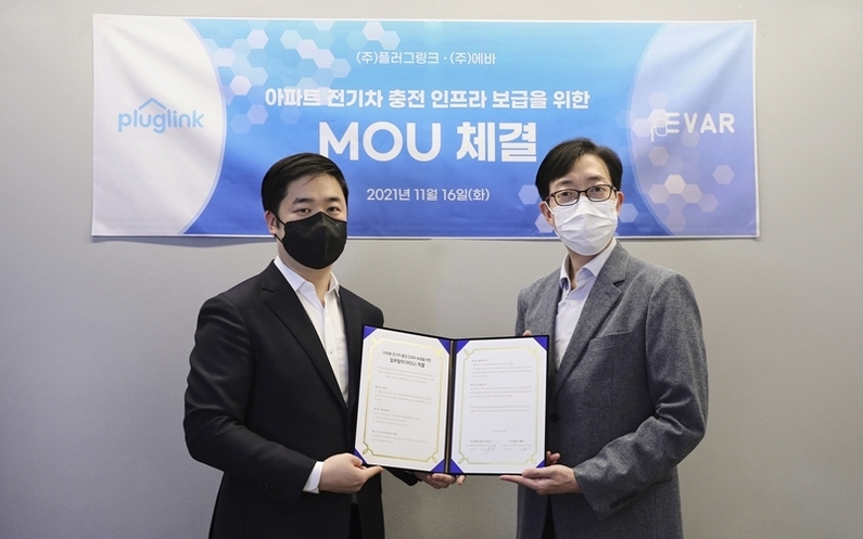 플러그링크 강인철 대표와 에바 이훈 대표. (출처 : 플러그링크)