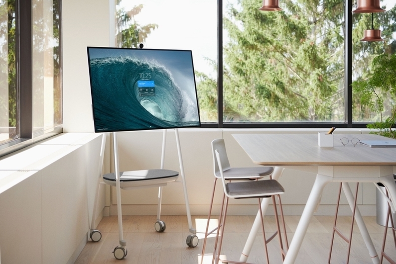한국마이크로소프트의 대화면 멀티 터치 태블릿 '서피스 허브(Surface Hub 2S)'. (출처 : 한국마이크로소프트)