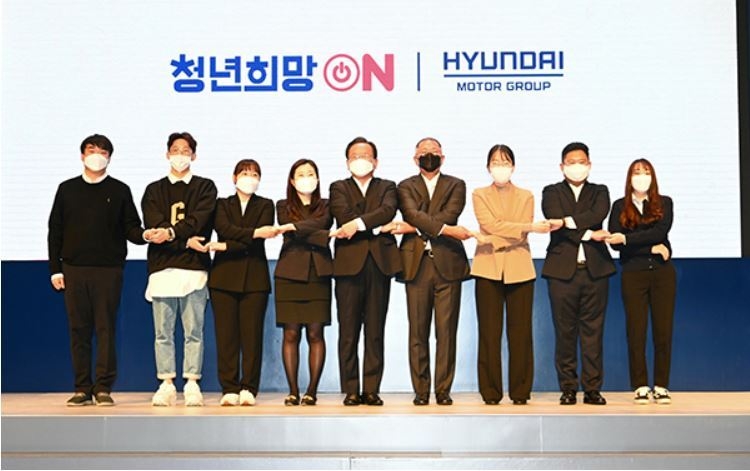 김부겸 국무총리(왼쪽 다섯번째부터)와 정의선 현대자동차그룹 회장이 22일 오전 경기도 고양시 ‘현대 모터스튜디오’에서 열린 ‘청년희망ON’ 간담회에서 참석자들과 기념촬영을 하고 있다. (출처: 국무조정실)