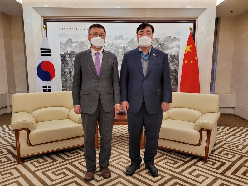 (왼쪽부터) 한국지능형사물인터녓협회 강성주 상근부회장, 주한중국대사관 싱하이밍 대사 (출처 : 한국지능형사물인터넷협회)