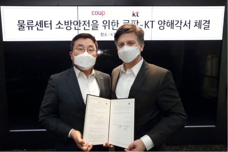 KT AI/DX융합사업부문장 송재호 부사장과 쿠팡 환경보건안전 총괄 라이언 브라운 부사장이 기념 촬영 하고 있는 모습 (출처: KT)