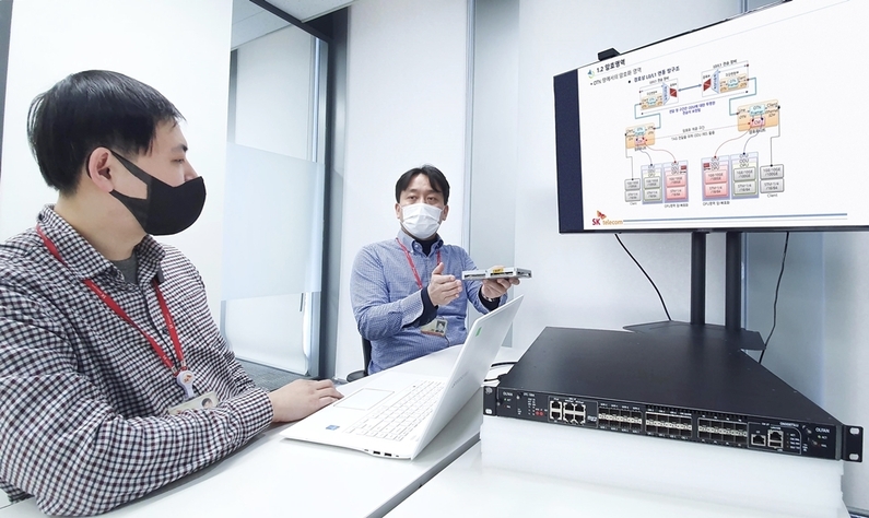 SK텔레콤 직원들이 KCMVP 인증 암호모듈 및 해당 모듈이 설치된 전송장비에 대해 논의하고 있다. 