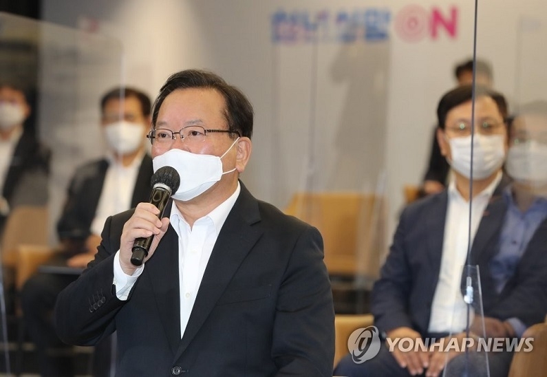 김부겸 국무총리가 작년 10월 경기도 이천시 SK하이닉스 R&D센터에서 열린 '청년희망ON 행사'에서 인사말을 하고 있다. (출처: 연합뉴스)