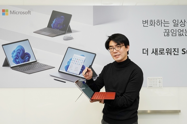 조용대 한국마이크로소프트 서피스 비즈니스 총괄 팀장이 25일 진행한 온라인 기자간담회에서 서피스 프로 8을 시연하고 있다. 